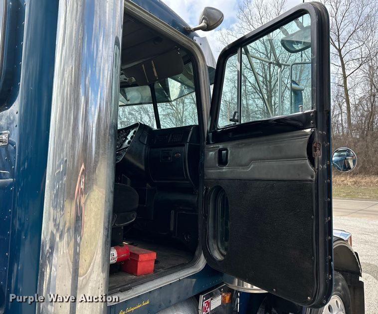 image for item EK4159 2001 Peterbilt 379 semi truck