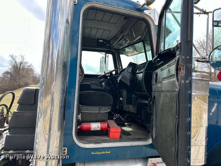 image for item EK4159 2001 Peterbilt 379 semi truck