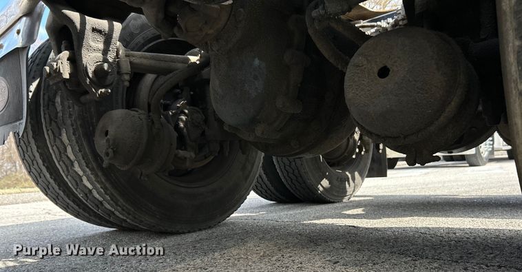 image for item EK4159 2001 Peterbilt 379 semi truck