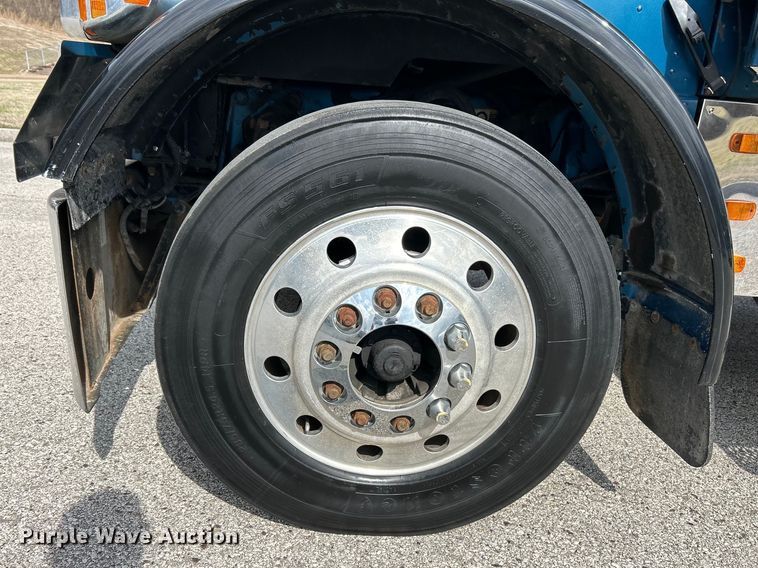 image for item EK4159 2001 Peterbilt 379 semi truck