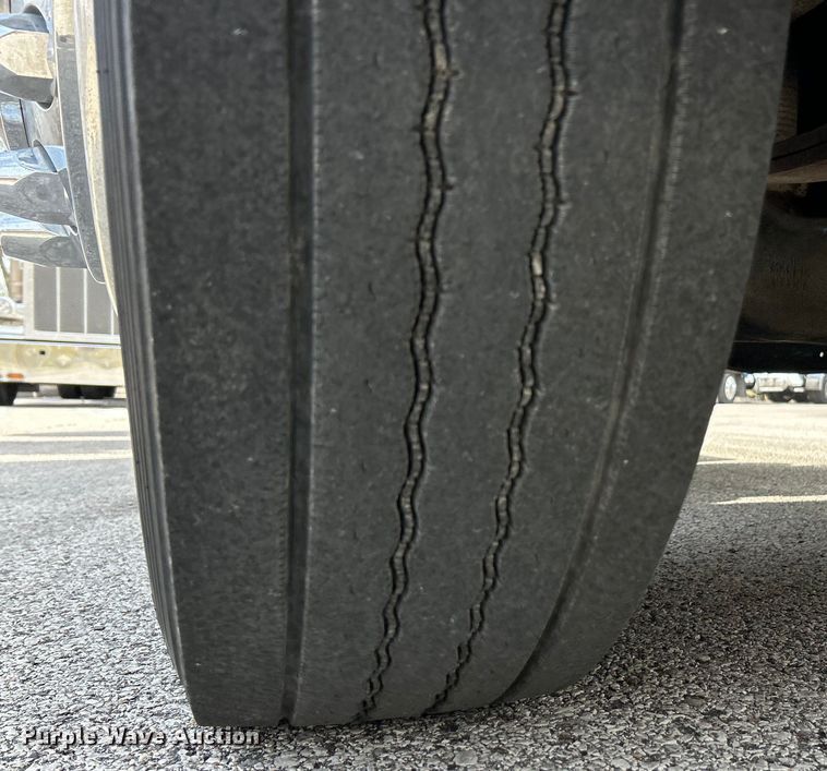 image for item EK4159 2001 Peterbilt 379 semi truck