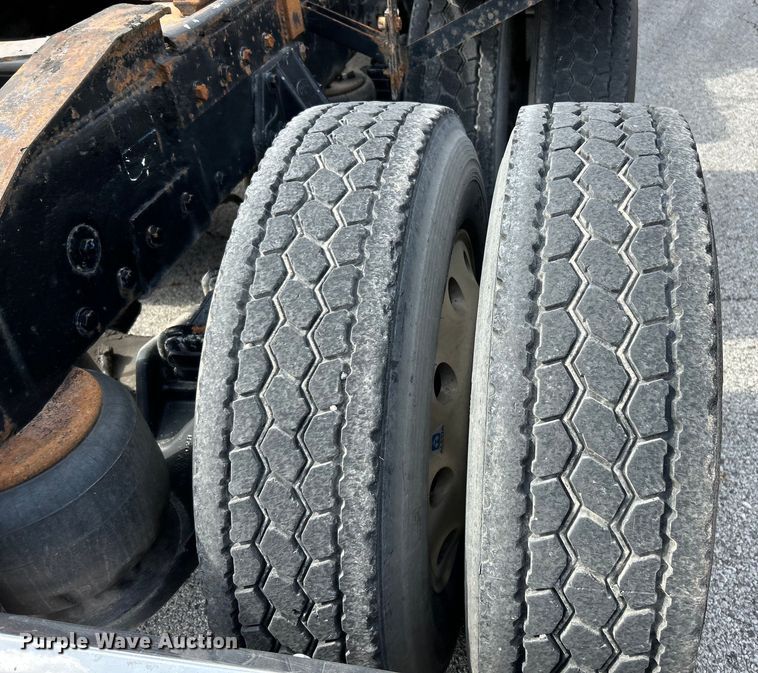 image for item EK4159 2001 Peterbilt 379 semi truck