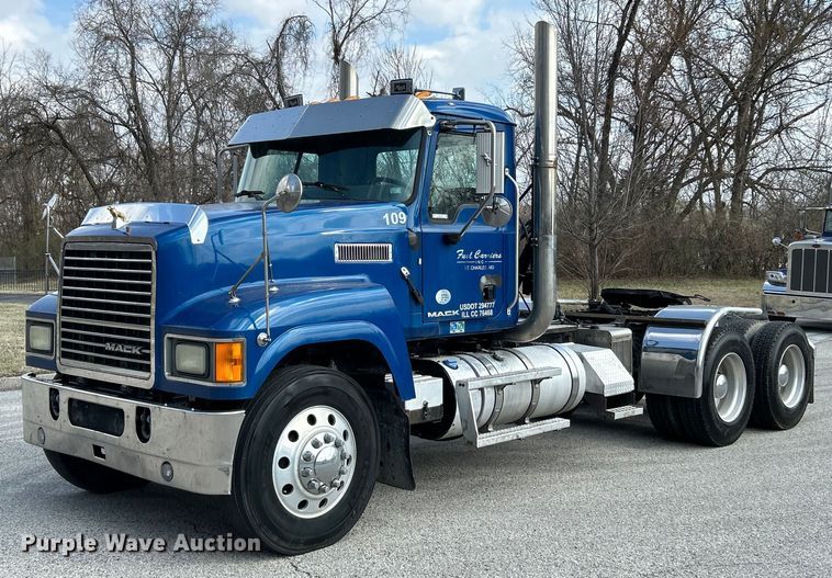 image for item EK4162 2015 Mack CHU613 semi truck