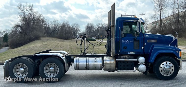 image for item EK4162 2015 Mack CHU613 semi truck