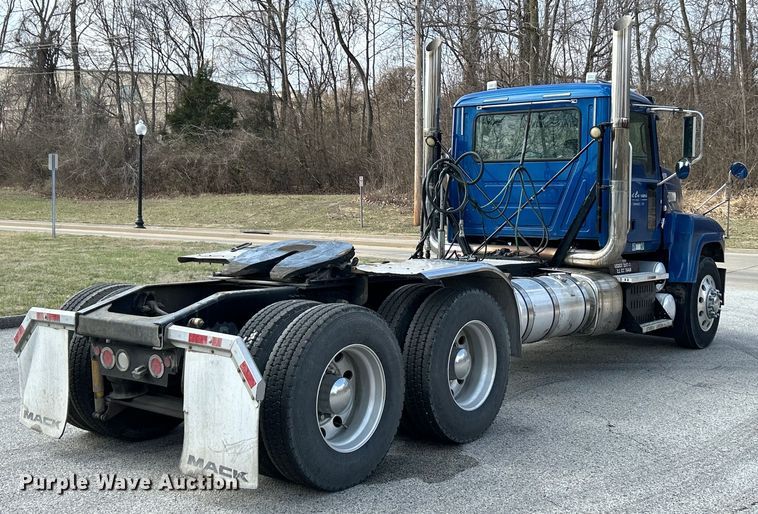 image for item EK4162 2015 Mack CHU613 semi truck