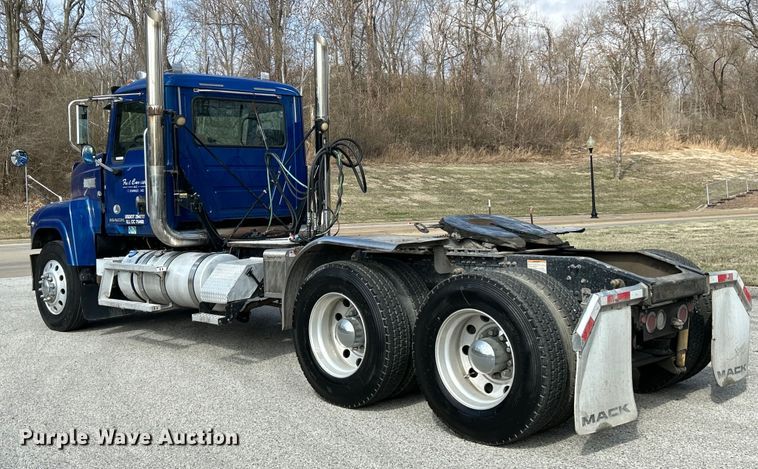 image for item EK4162 2015 Mack CHU613 semi truck