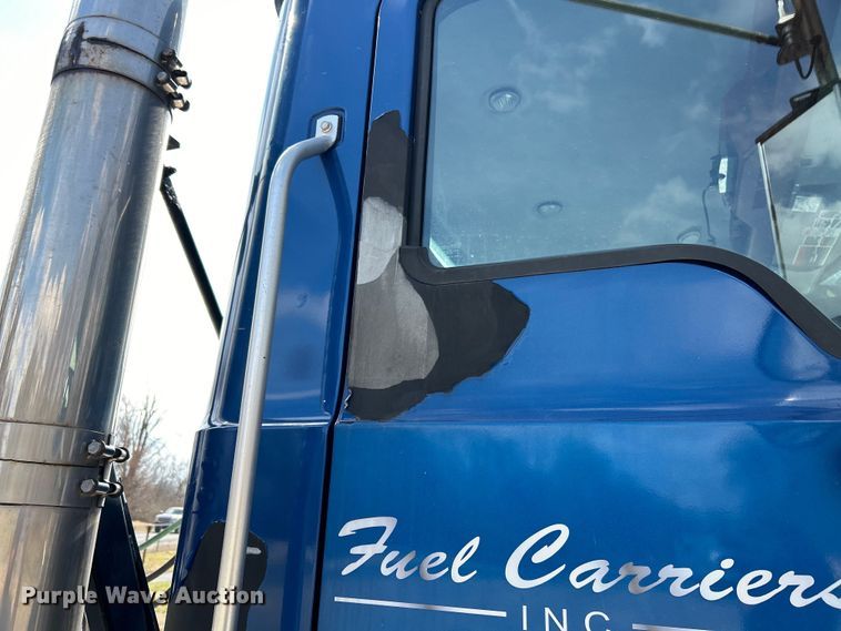 image for item EK4162 2015 Mack CHU613 semi truck