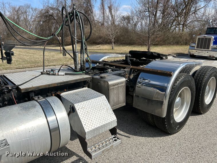 image for item EK4162 2015 Mack CHU613 semi truck