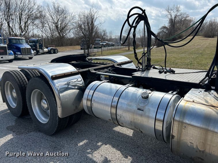 image for item EK4162 2015 Mack CHU613 semi truck