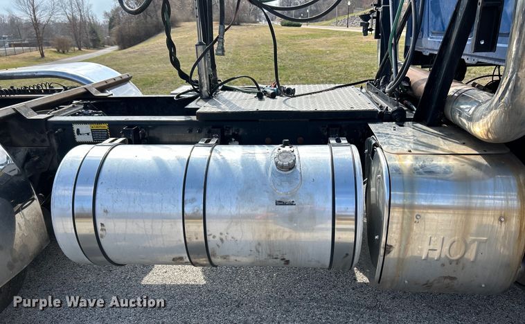 image for item EK4162 2015 Mack CHU613 semi truck