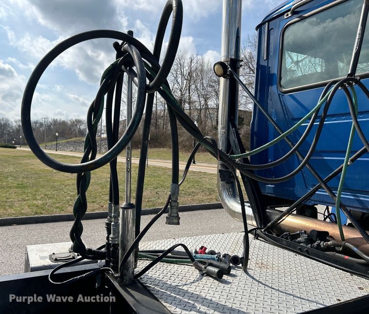 image for item EK4162 2015 Mack CHU613 semi truck