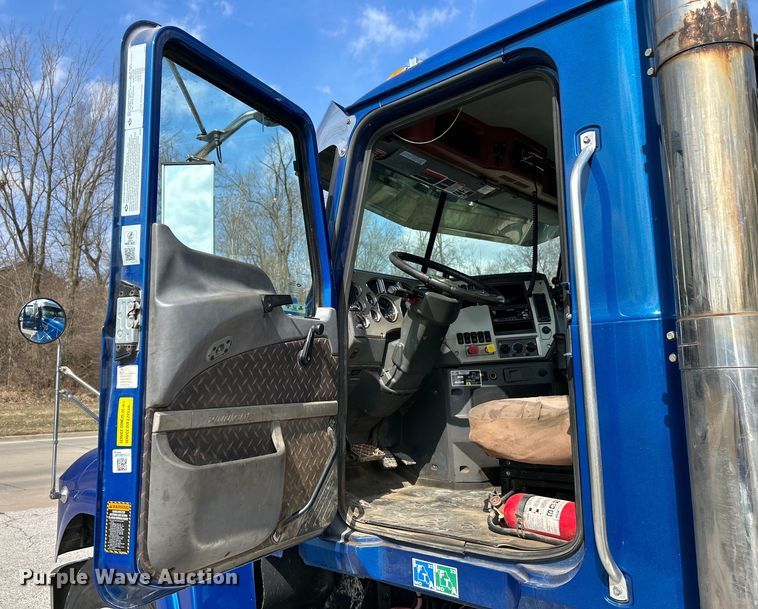 image for item EK4162 2015 Mack CHU613 semi truck