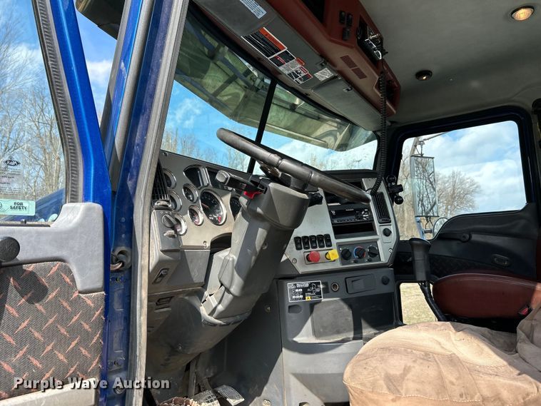 image for item EK4162 2015 Mack CHU613 semi truck