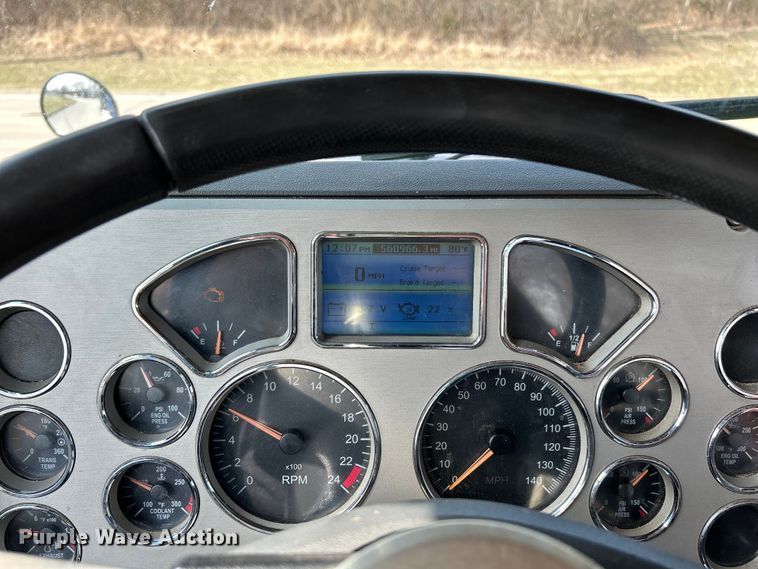 image for item EK4162 2015 Mack CHU613 semi truck