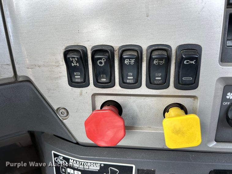 image for item EK4162 2015 Mack CHU613 semi truck