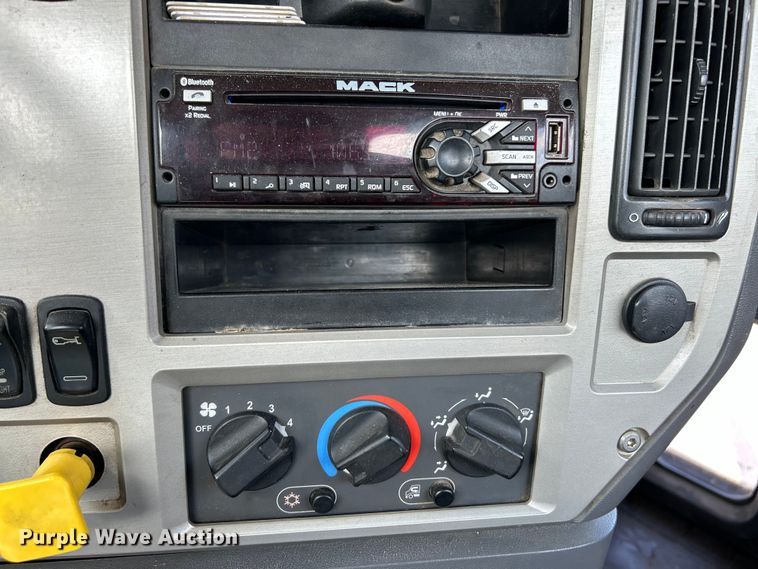 image for item EK4162 2015 Mack CHU613 semi truck