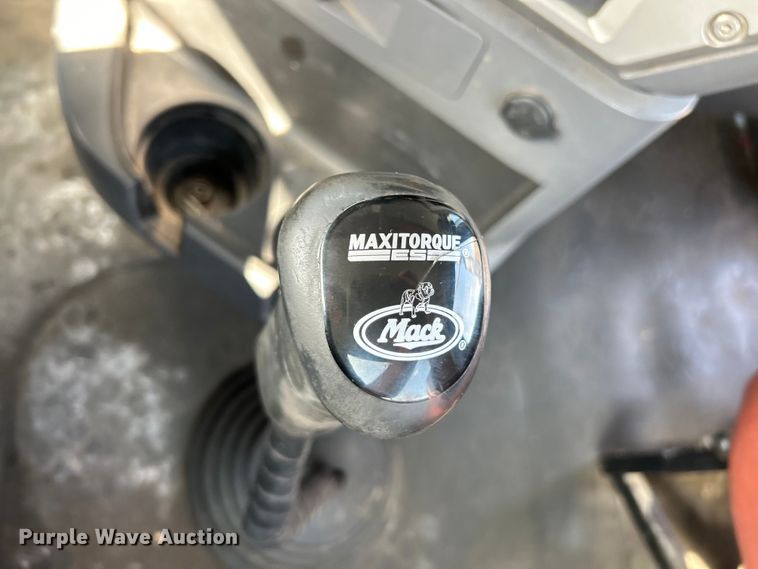 image for item EK4162 2015 Mack CHU613 semi truck