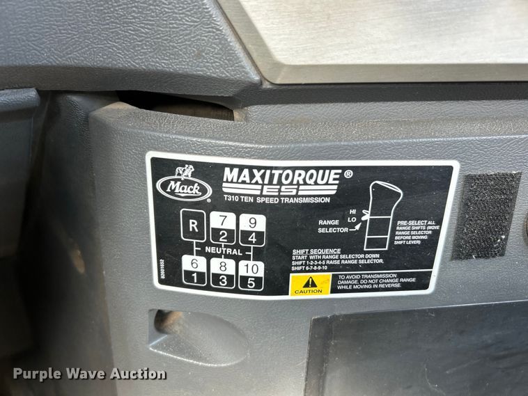 image for item EK4162 2015 Mack CHU613 semi truck