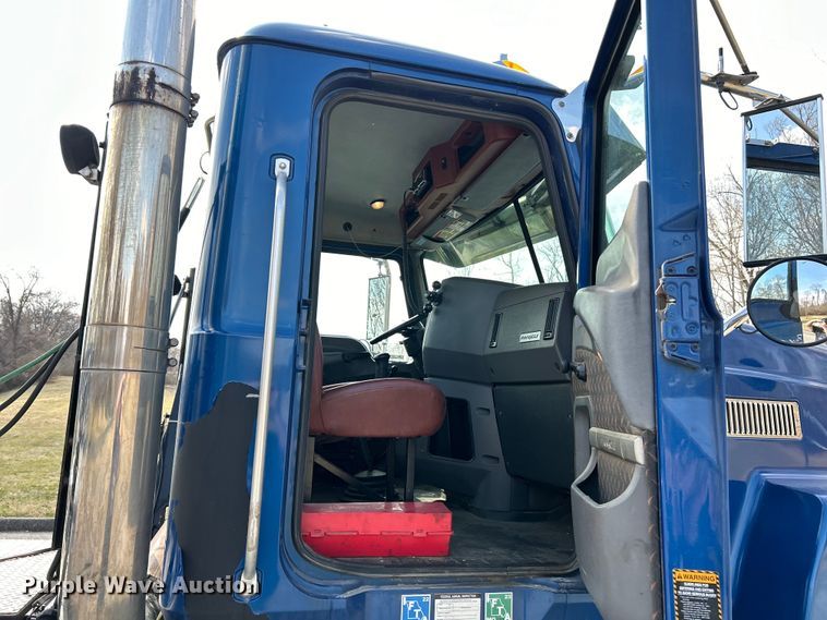 image for item EK4162 2015 Mack CHU613 semi truck