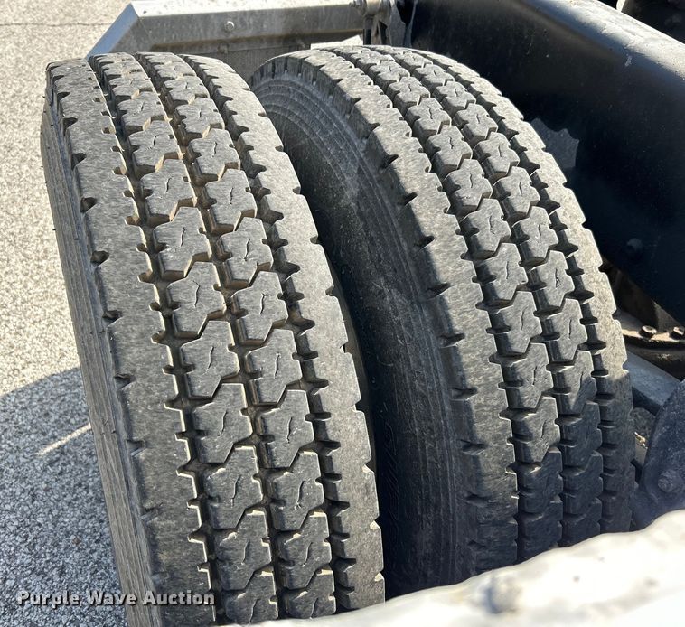 image for item EK4162 2015 Mack CHU613 semi truck