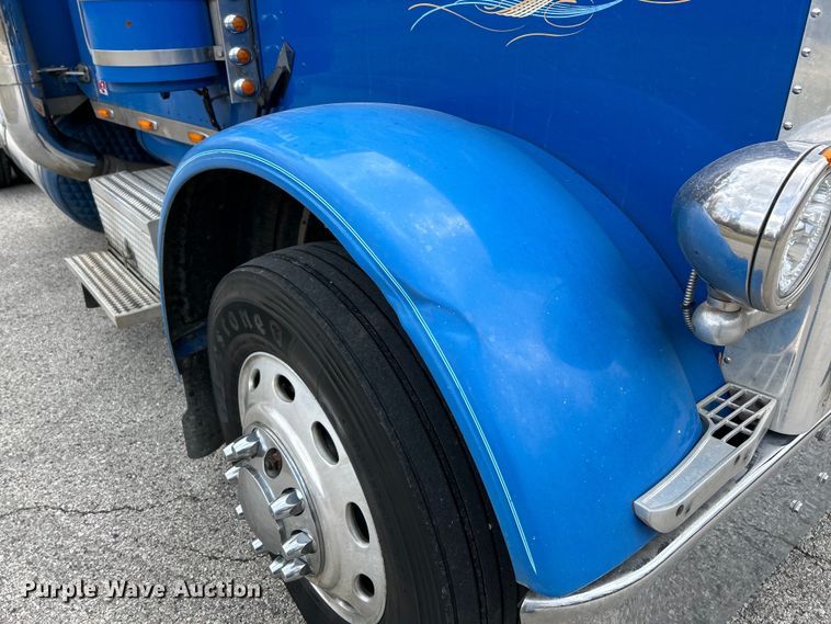 image for item EK4164 2006 Peterbilt 379 semi truck