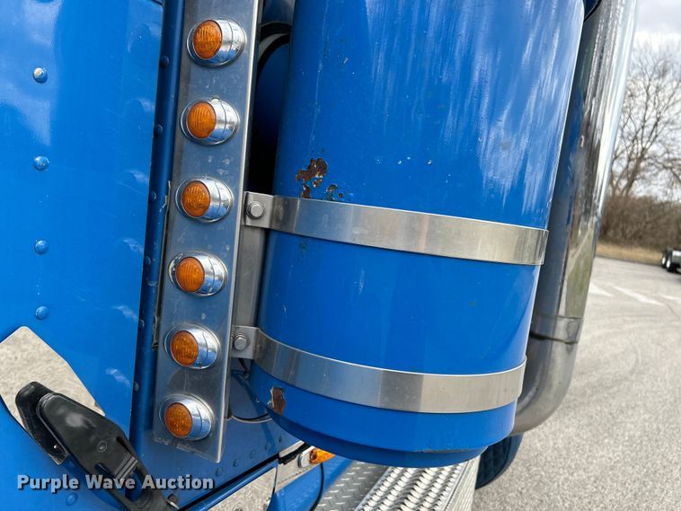 image for item EK4164 2006 Peterbilt 379 semi truck