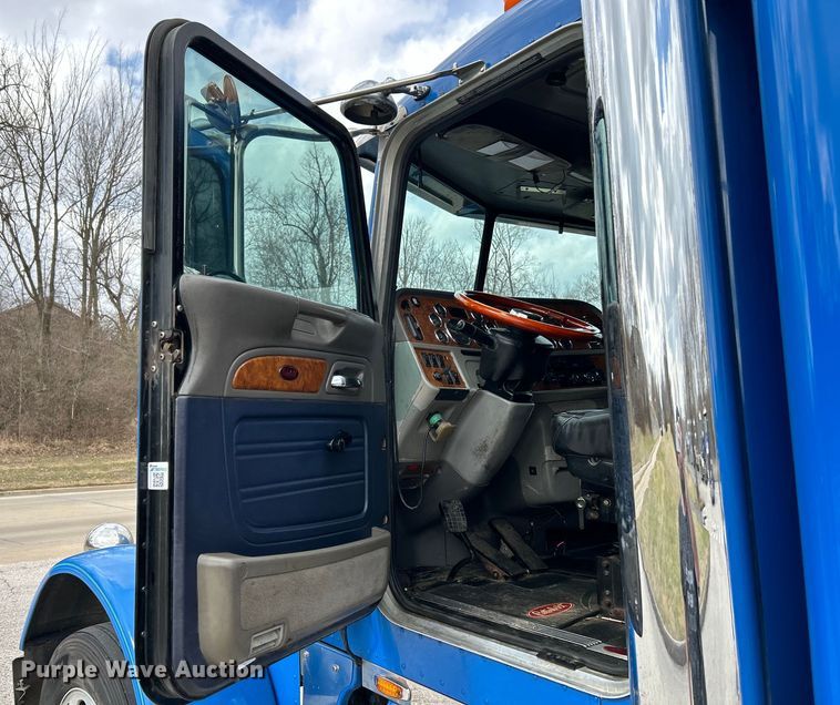 image for item EK4164 2006 Peterbilt 379 semi truck