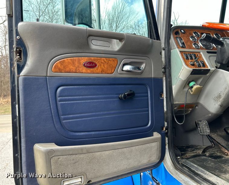 image for item EK4164 2006 Peterbilt 379 semi truck