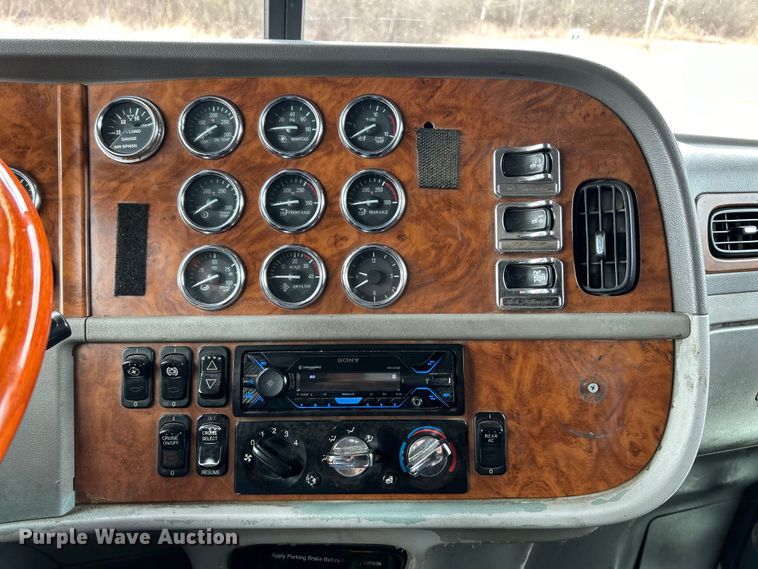 image for item EK4164 2006 Peterbilt 379 semi truck