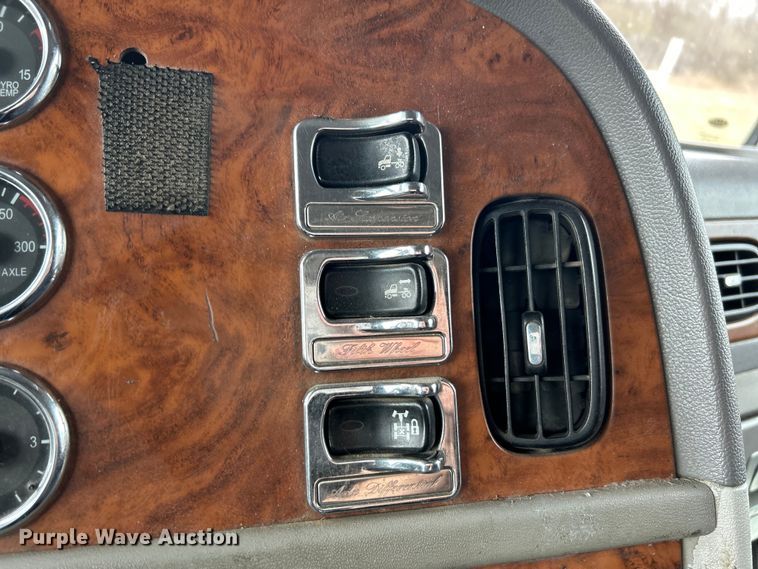 image for item EK4164 2006 Peterbilt 379 semi truck