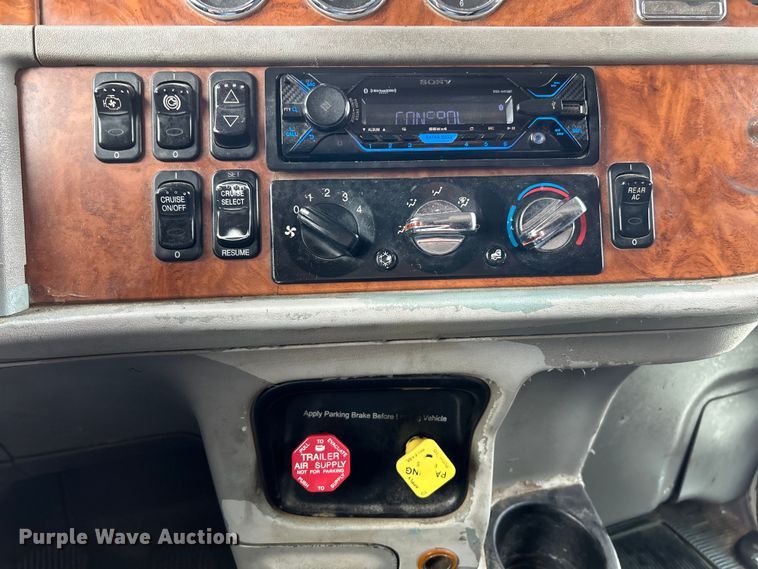 image for item EK4164 2006 Peterbilt 379 semi truck