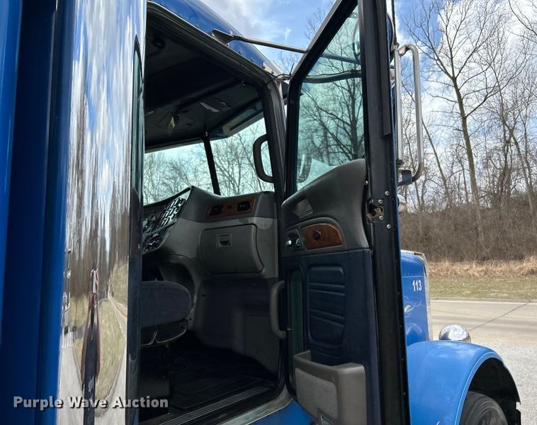image for item EK4164 2006 Peterbilt 379 semi truck