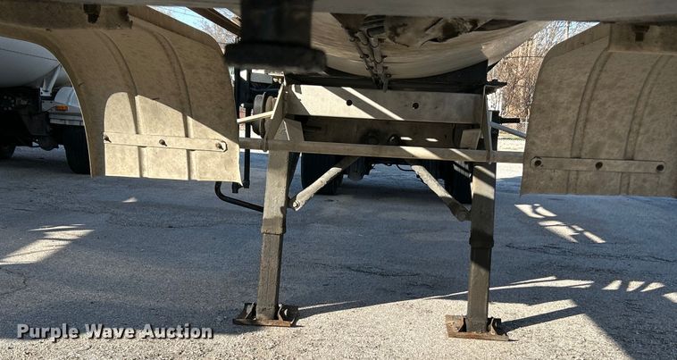 image for item EK4174 2010 Etnyre T6540 tank trailer