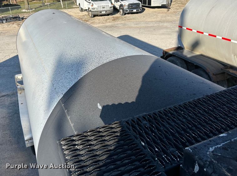 image for item EK4174 2010 Etnyre T6540 tank trailer