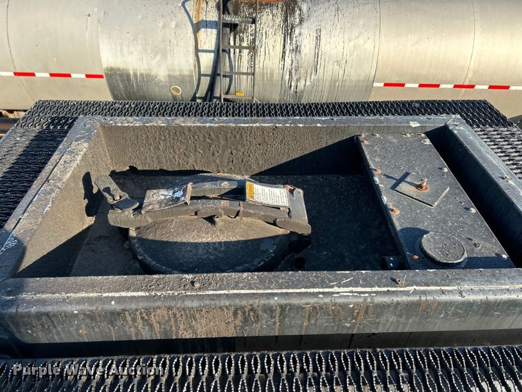 image for item EK4174 2010 Etnyre T6540 tank trailer