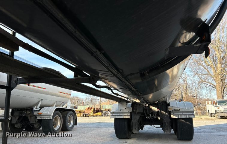 image for item EK4174 2010 Etnyre T6540 tank trailer
