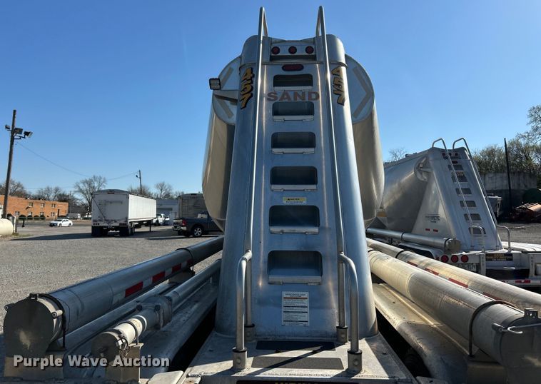 image for item EK4176 2015 Mac tank trailer