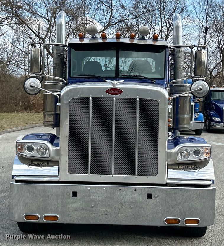 image for item EK4178 2022 Peterbilt 389 semi truck