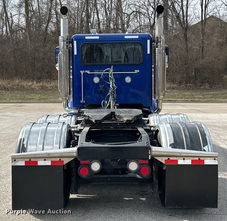 image for item EK4178 2022 Peterbilt 389 semi truck