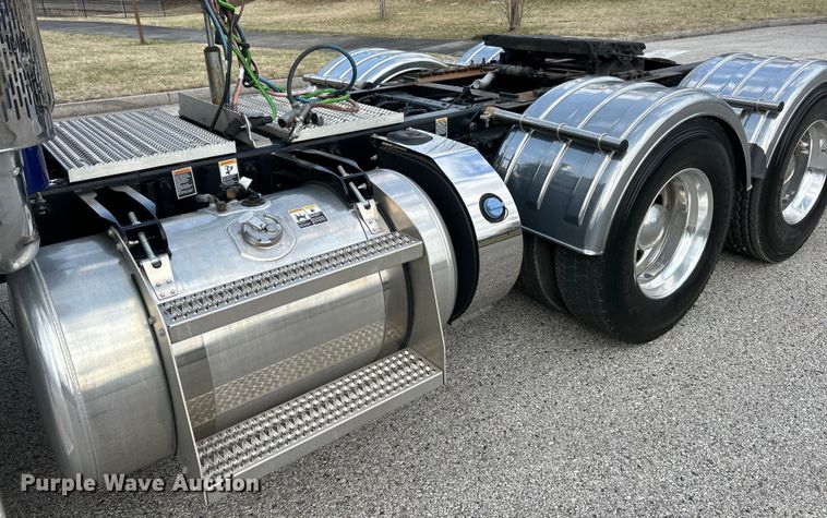 image for item EK4178 2022 Peterbilt 389 semi truck