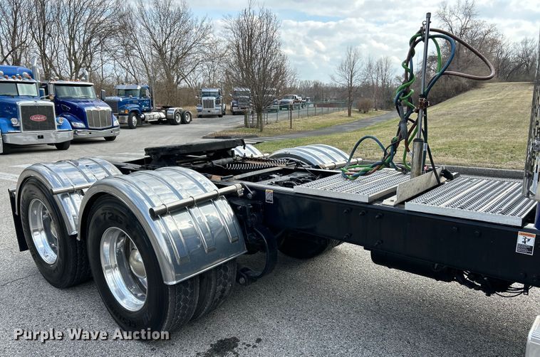 image for item EK4178 2022 Peterbilt 389 semi truck