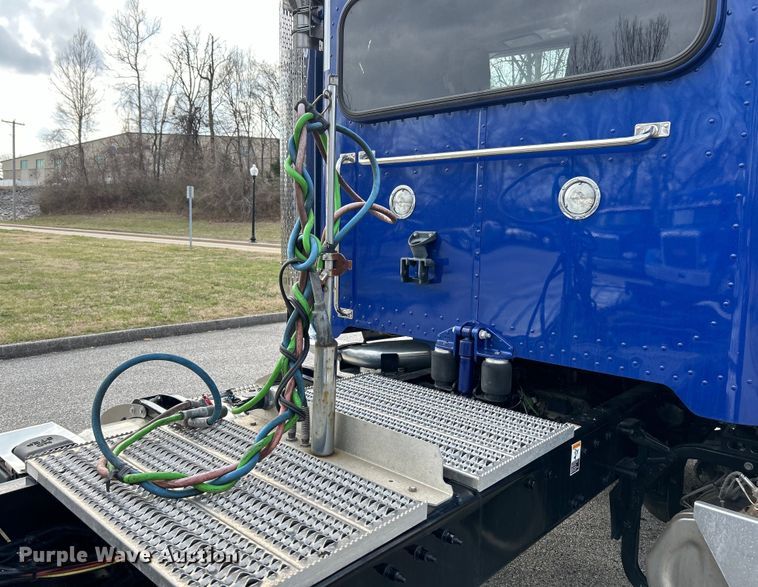 image for item EK4178 2022 Peterbilt 389 semi truck