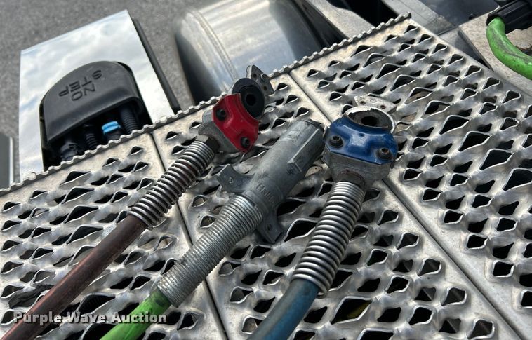 image for item EK4178 2022 Peterbilt 389 semi truck