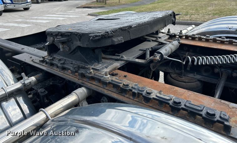 image for item EK4178 2022 Peterbilt 389 semi truck