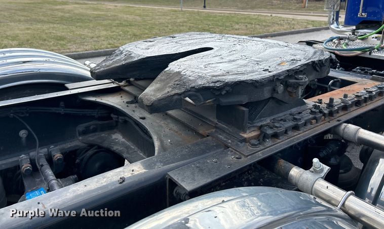 image for item EK4178 2022 Peterbilt 389 semi truck