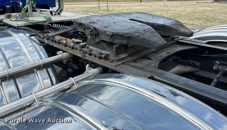 image for item EK4178 2022 Peterbilt 389 semi truck