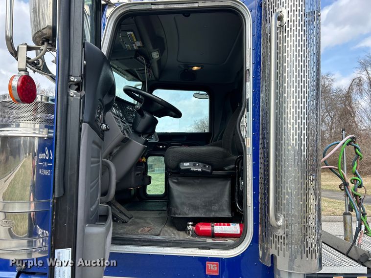 image for item EK4178 2022 Peterbilt 389 semi truck