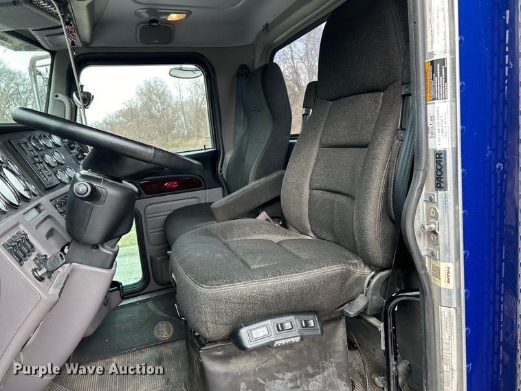 image for item EK4178 2022 Peterbilt 389 semi truck