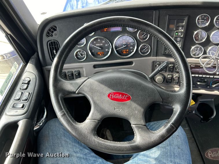 image for item EK4178 2022 Peterbilt 389 semi truck