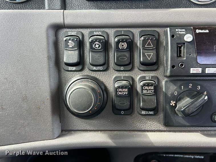 image for item EK4178 2022 Peterbilt 389 semi truck